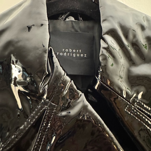 Patent leather
Slit pockets and button closure
Slit in the back - Picture 3 of 7